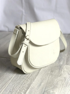 Cartera "Grisel" cuero graneado tiza en internet