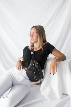 Riñonera “Mila” cuero graneado negro - comprar online