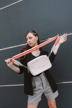 Cartera "Belen" cuero graneado tiza en internet