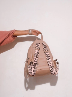 Mochila "Fla" cuero graneado nude. - Diaz & Giaccio