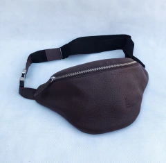 Riñonera "Logan" cuero graneado marron - Diaz & Giaccio