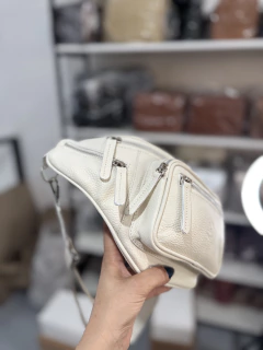 Imagen de Riñonera “Mila” cuero graneado tiza.