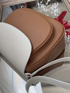 Bandolera Grisel camel y tiza - comprar online