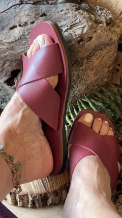 Rasteira Cora Carmim na internet