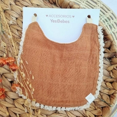 Babero Tostado Mini Flecos