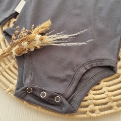 Body Gris Humo Manga Larga - YesBebes - Fabricante Ropa de Bebés