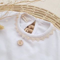 Remera Emily Manga Larga Blanca en internet