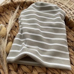 Gorro Rayado Gris Gamuzado en internet