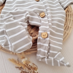 Enterito Osito Rayado Gris Gamuzado - YesBebes - Fabricante Ropa de Bebés