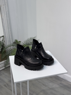 Bota LIBIA de cuero – Taco 7 cm, doble cierre y diseño versátil - comprar online