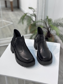 Imagen de Bota LIBIA de cuero – Taco 7 cm, doble cierre y diseño versátil