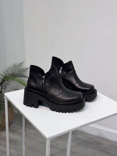 Bota LIBIA de cuero – Taco 7 cm, doble cierre y diseño versátil - comprar online