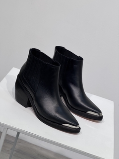 Bota de cuero ARUBA – Taco 8 cm, diseño con elástico y calce cómodo - Bumka Shoes