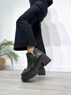Bota LIBIA de cuero – Taco 7 cm, doble cierre y diseño versátil - Bumka Shoes