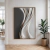 Quadro decorativo em canvas com design de linhas fluídas em tonalidades de cinza e ouro.