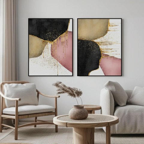 Composição de dois quadros decorativos em canvas com arte abstrata nas cores preto, rosado, dourado e bege, pendurados em parede branca de sala com móveis neutros