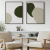 Quadro decorativo em canvas com formas abstratas em tons de verde e bege, em ambiente moderno.