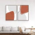 Dois quadros decorativos com formas abstratas em cores coral e cinza, emoldurados com moldura de madeira, expostos em uma parede branca.