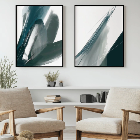 Composição de dois quadros decorativos em tons de azul e verde, emoldurados, dispostos em uma sala com poltronas e prateleira.
