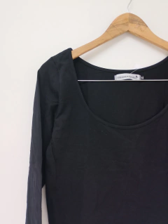 Remera LIBRA negro en internet