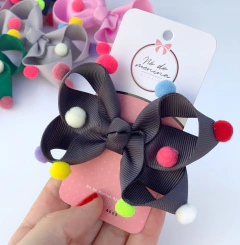 "Coleção Pompom" Laço Ana (M) Pompom colorido - Nó De Menina