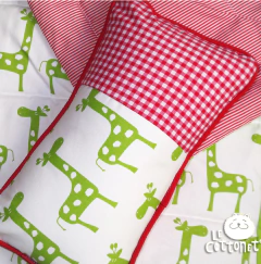 Acolchado Cuna + Almohadón de Regalo Modelo Jirafas Verde