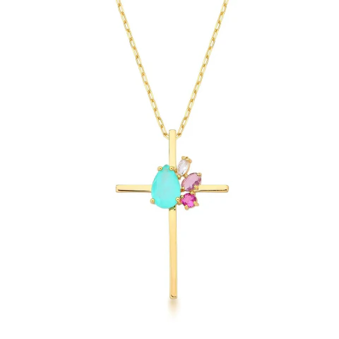 Close de Colar com pingente de cruz/crucifixo com banho de ouro, pedra fusion turmalina paraíba e cristais coloridos da Ana Tereza Semijoia, no fundo branco.
