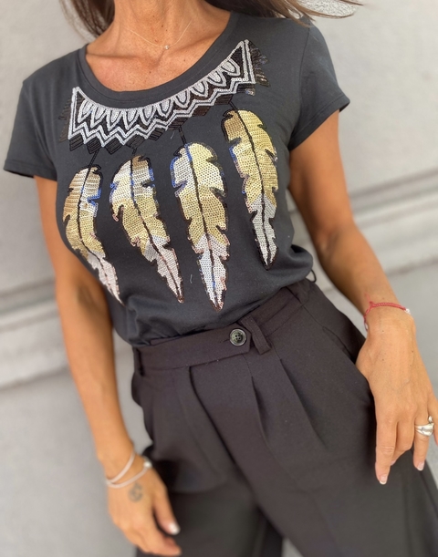 Remera Colgante de plumas