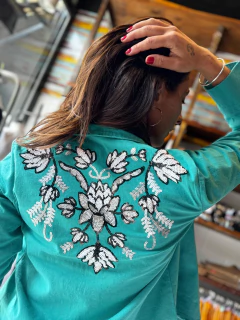 Campera Yohana de Gabarina bordada Verde Esmeralda - comprar online