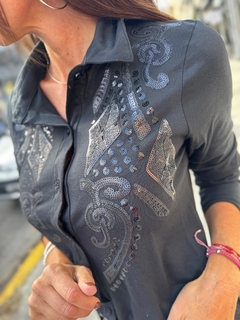 Camisa bordada Mono en internet