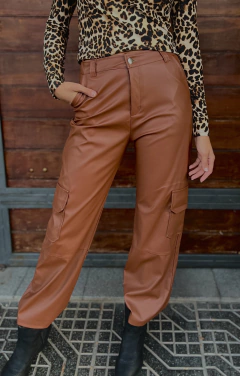 Pantalón engomado Kristen Marrón - JAQUELINA HADAD