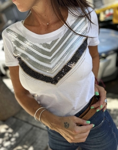 Remera Escote bordada