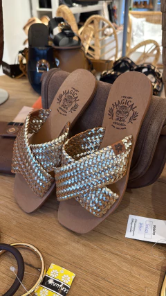 CHANCLE MALVA RATAN DORADO - comprar online