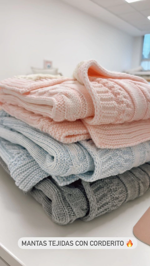 Manta Tejida con Corderito SOFT - comprar online