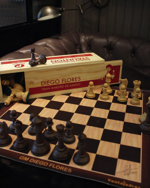 Juego Staunton GM Diego Flores - doble dama - caja de madera - con doble plomo - color madera - tablero de cuerina