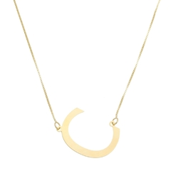 Colar com letra transversal C banhado a ouro 18kl