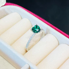 anel inspiração com coração esmeralda em ródio branco - comprar online
