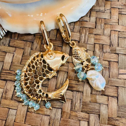 Argola assimétrico de peixes com pérola e cristais