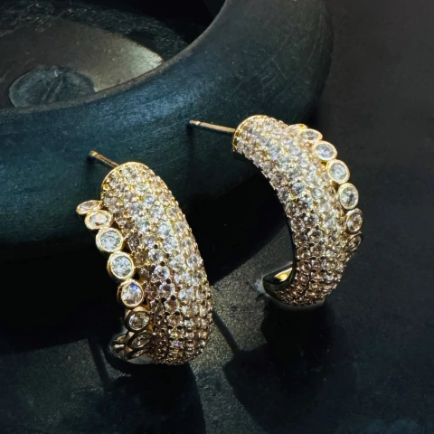 Argola cravejada com microzirconias dourada