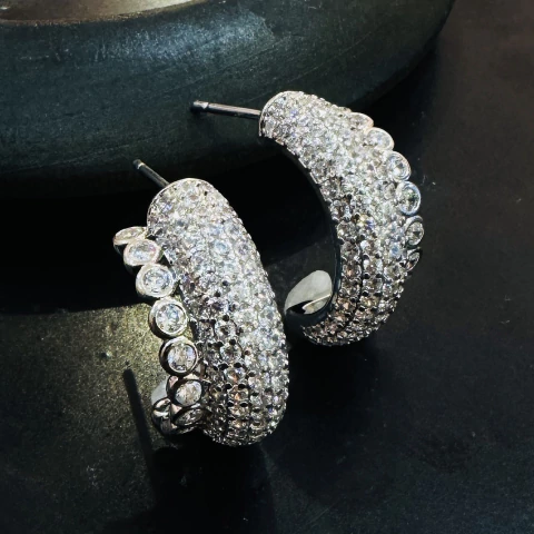 Argola cravejada com microzirconias prateado