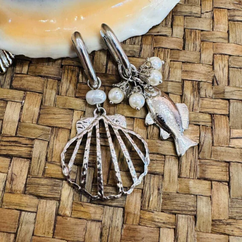 Argola de concha com peixe e pérolas