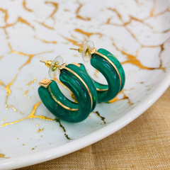 Argola de resina verde com fio dourado