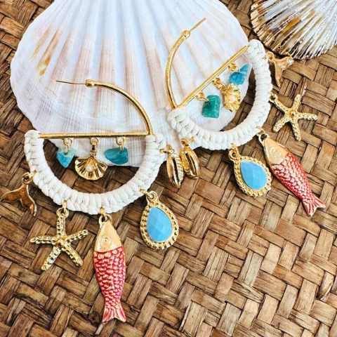 Argola dourada com pingentes do mar e peixe vermellho