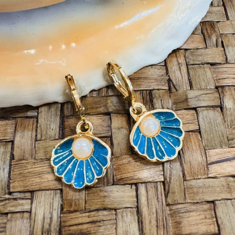 Argola pequena dourada com concha esmaltada e pérola - comprar online