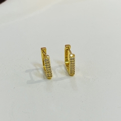 Argolinha cravejada quadrada em ouro 18kl