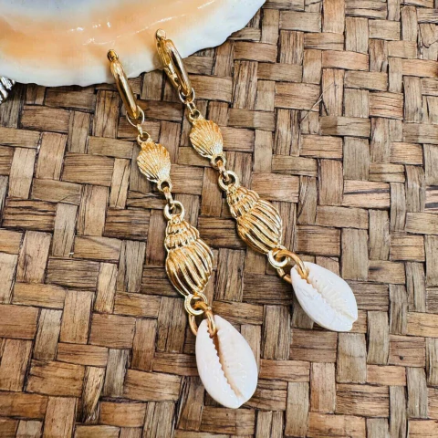 Argola longa de conchas e buzios dourada