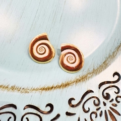 Brinco caracol esmaltado branco - comprar online