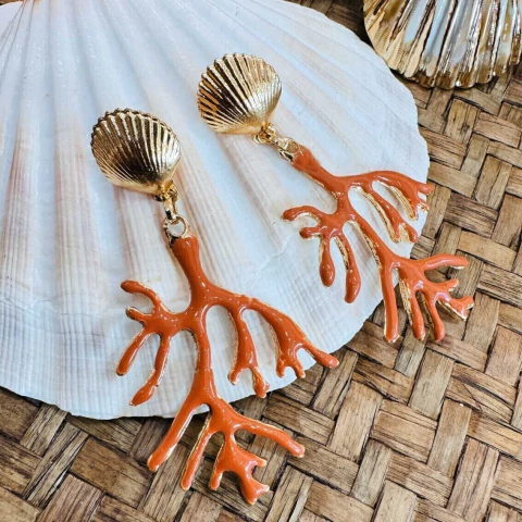 Brinco de corais resinado com concha dourada