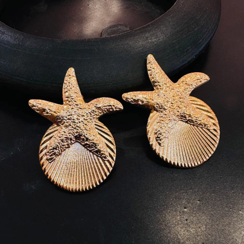 Brinco de estrela do mar com concha dourado