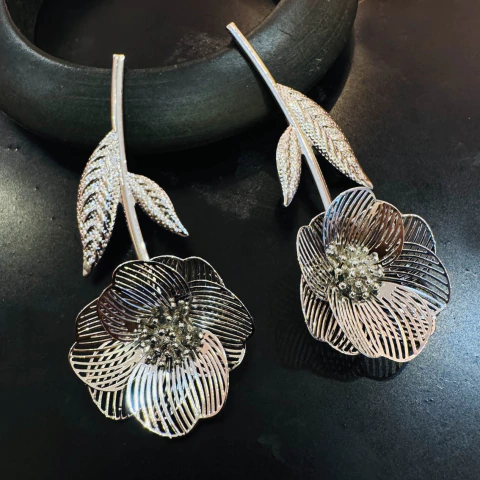 Brinco de flor com galho prateado